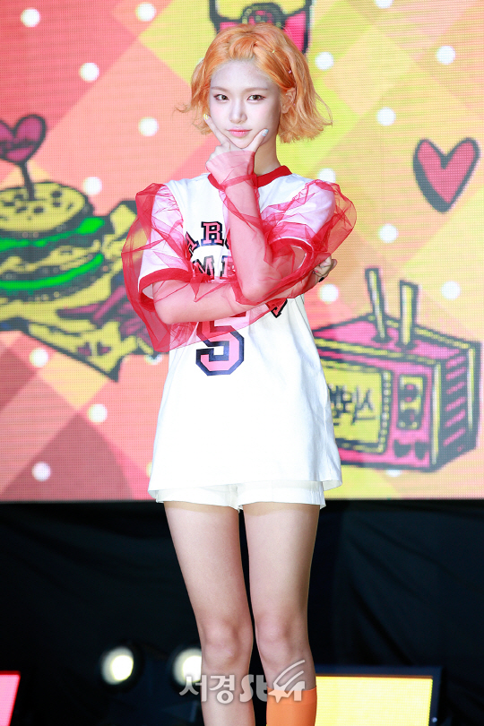 엘리스 벨라가 13일 오후 서울 마포구 무브홀에서 열린 두 번째 미니앨범 ’컬러 크러쉬(Color Crush)‘ 발매 기념 쇼케이스에 참석하고 있다.