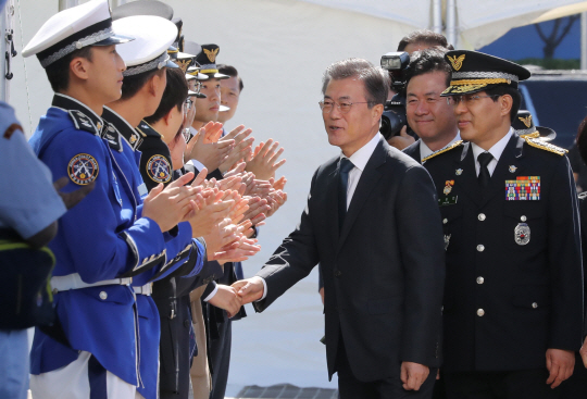 문재인 대통령이 13일 오전 인천 중구 해양경찰서 전용부두에서 열린 ‘제64주년 해양경찰의 날 기념식’에서 참석자들과 악수하고 있다. /연합뉴스