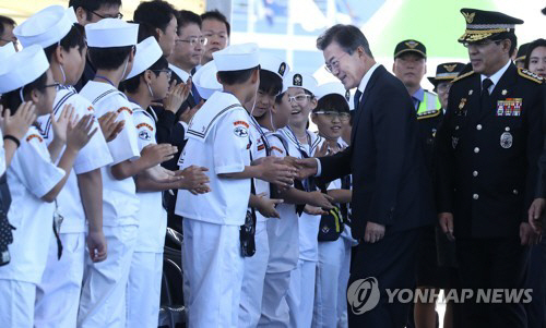 문재인 대통령이 인천해경 전용부두에서 진행된 ‘해양경찰의 날’ 기념식에 참여했다./연합뉴스