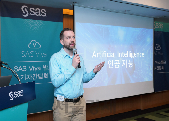 재러드 피터슨 SAS 인지 컴퓨팅 부문 R&D 총괄 매니저가 13일 서울 강남구 인터컨티넨탈 코엑스에서 열린 기자간담회에서 인공지능 기반 기업용 데이터 분석 플랫폼 ‘SAS 바이야(SAS Viya)’를 소개하고 있다./사진제공=SAS코리아