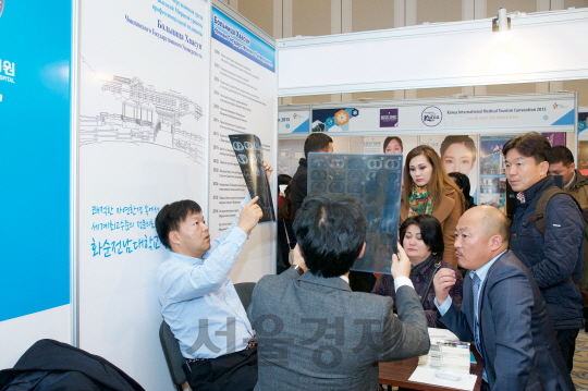 지난 2015년 10월 카자흐스탄 알마티에서 열린 한국국제의료관광컨벤션에서 방문객들이 CT 사진을 살펴보고 있다. /사진제공=한국관광공사
