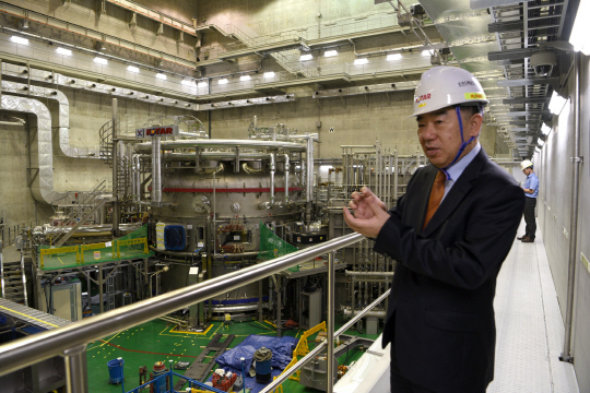 김기만 국가핵융합연구소장이 13일 대덕연구단지 내에 있는 ‘KSTAR’ 앞에서 핵융합기술을 설명하고 있다. /사진제공=국가핵융합연구소