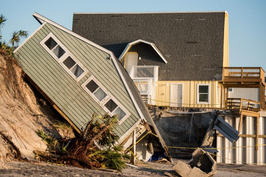 미국 플로리다주 빌라노 비치의 한 주택이 어마의 피해로 무너져 13일(현지시간) 을씨년스러운 모습으로 방치돼 있다.  /빌라노 비치=AFP연합뉴스