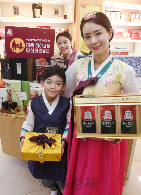 KGC인삼공사 모델들이14일 서울 정관장 을지로 본점에서 열린 '마음 전하고픈, 당신께 만큼은 정관장' 캠페인에서 추석 선물세트를 선보이고 있다. 정관장은 다음 달 9일까지 인기 품목으로 구성된 26종의 추석 선물세트와 홍삼톤골드·화애락·황진단 등 인기제품을 구매하면 10% 구매 혜택을 제공한다./권욱기자ukkwon@sedaily.com