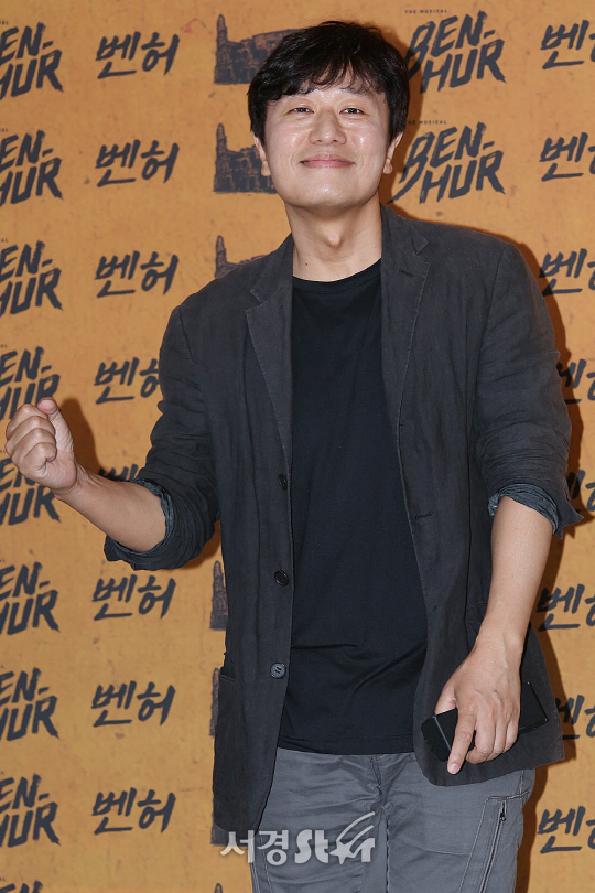 김민상이 14일 오후 서울 중구 흥인동 충무아트센터에서 열린 뮤지컬 ‘벤허’ VIP 시연회에 참석해 포토타임을 갖고 있다.