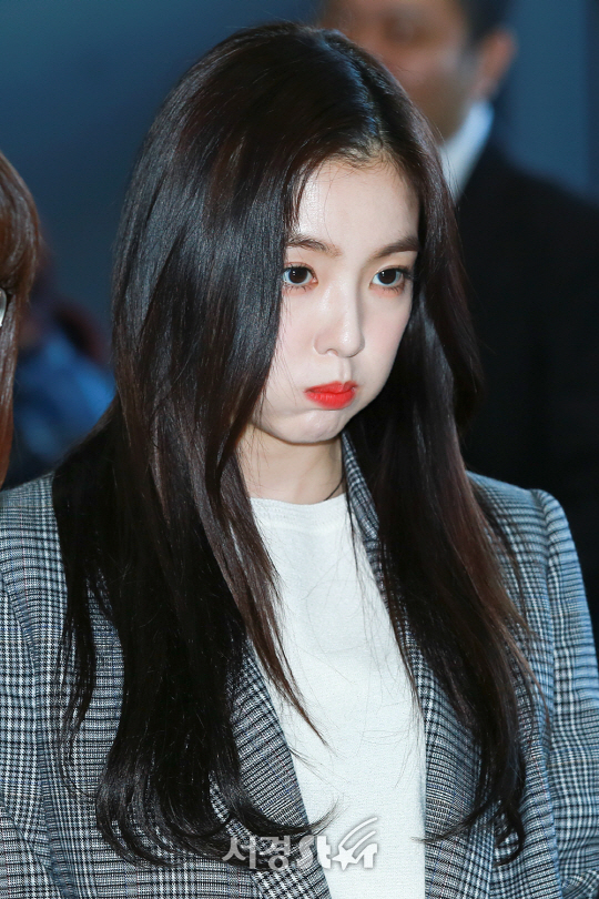 레드벨벳 아이린이 15일 서울 종로구 광화문 KT스퀘어에서 열린 갤럭시 노트8 런칭행사에 참석해 포즈를 취하고 있다.