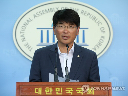 박완주 더불어민주당 수석대변인은 15일 북한이 탄도미사일 추가 시험 발사를 강행한 것에 대해 “강력히 규탄한다”고 밝혔다. /연합뉴스