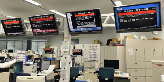 15일(현지시간) 일본 교도통신사의 모니터링 TV화면이 모두 북한 미사일 발사에 따른 대피경보(제이 알럿)를 송출하고 있다./도쿄=AP연합뉴스