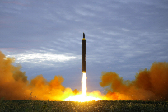 북한의 중장거리전략탄도미사일 화성-12형 발사 훈련 장면. /연합뉴스