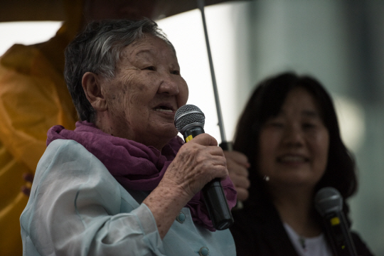 지난달 14일 서울 종로구 청계꽝장에서 열린 제5차 세계 일본군 위안부 기림일 맞이 나비 문화제에서 일본군 위안부 피해자 길원옥 할머니가 노래를 부르고 있다. /사진제공=정의기억재단