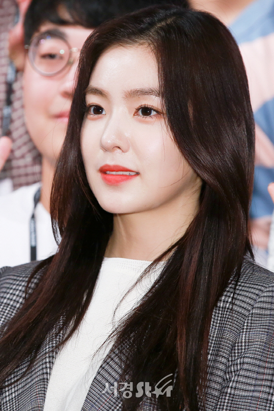 레드벨벳 아이린이 15일 서울 종로구 광화문 KT스퀘어에서 열린 갤럭시 노트8 런칭행사에 참석해 포즈를 취하고 있다.