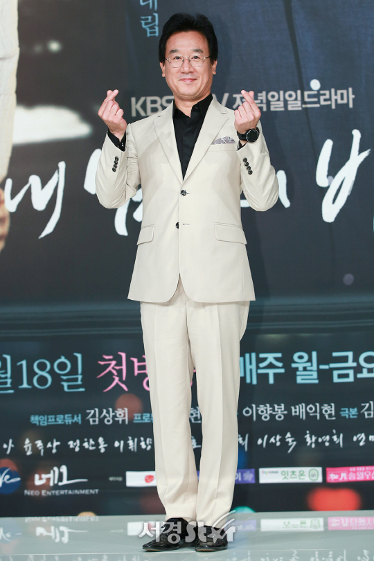 배우 박철호가 15일 오후 서울 영등포구 타임스퀘어 아모리스 홀에서 열린 KBS2 일일드라마 ‘내 남자의 비밀’ 제작발표회에 참석하고 있다.