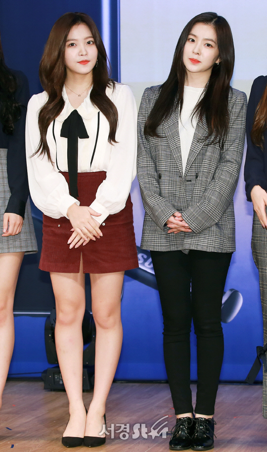 레드벨벳 예리, 아이린이 15일 서울 종로구 광화문 KT스퀘어에서 열린 갤럭시 노트8 런칭행사에 참석해 포즈를 취하고 있다.