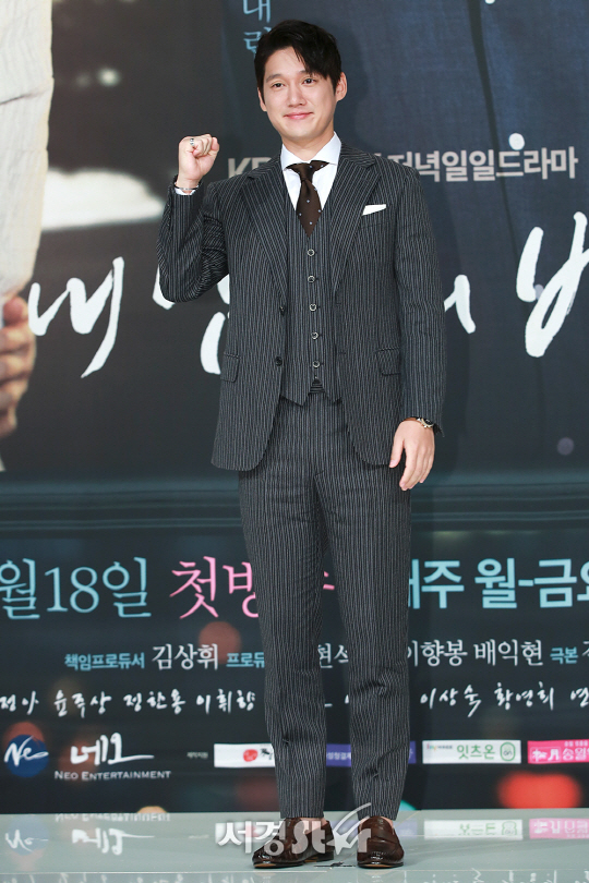 배우 송창의가 15일 오후 서울 영등포구 타임스퀘어 아모리스 홀에서 열린 KBS2 일일드라마 ‘내 남자의 비밀’ 제작발표회에 참석하고 있다.