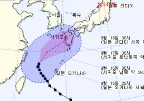 15일 제18호 태풍 ‘탈림’(TALIM)이 일본으로 북상하면서 부산 먼바다에 풍랑경보가 발표돼 모든 어선 출항이 금지됐다./연합뉴스