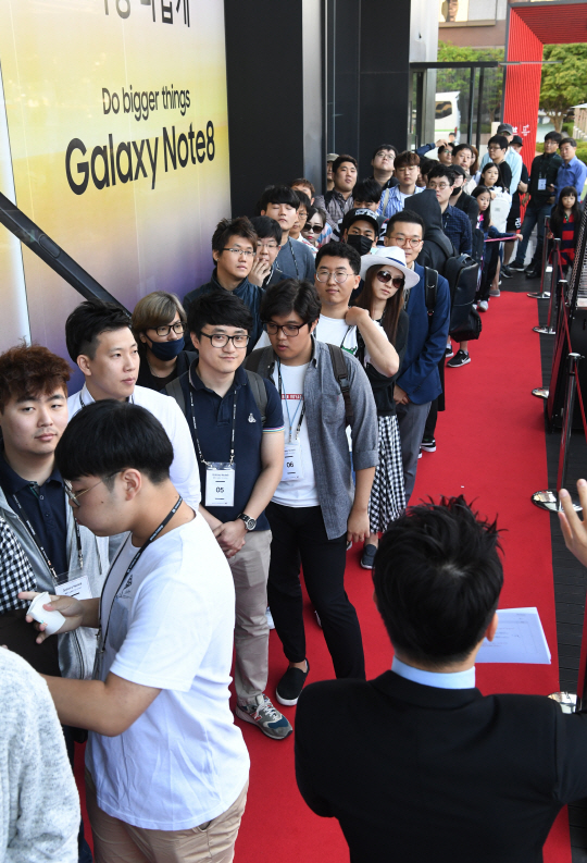 삼성전자 ‘갤럭시 노트8’ 정식 출시 행사가 열린 15일 서울 광화문 KT 스퀘어에서 고객들이 개통을 하기 위해 기다리고 있다./송은석기자