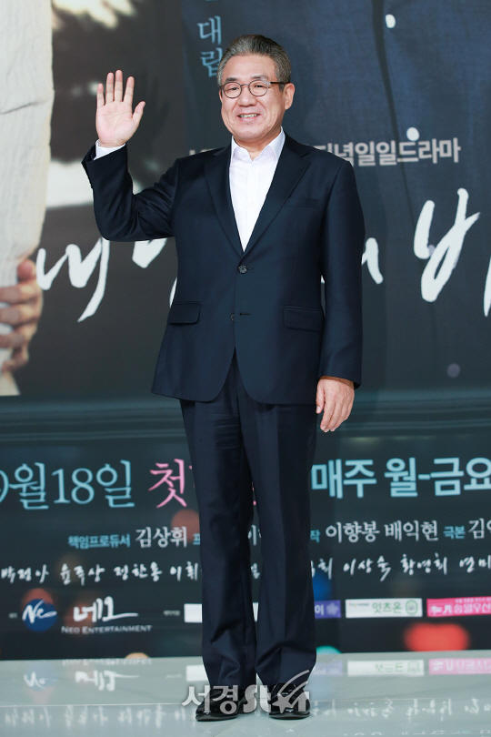 배우 정한용이 15일 오후 서울 영등포구 타임스퀘어 아모리스 홀에서 열린 KBS2 일일드라마 ‘내 남자의 비밀’ 제작발표회에 참석하고 있다.