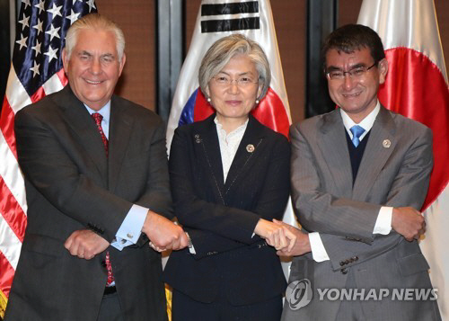 지난 8월 7일  필리핀에서 열린 한국, 미국, 일본 외교장관 회담에서 각국 장관이 손을 맞잡고 있다. 왼쪽부터 렉스 틸러슨 미국 국무부 장관, 강경화 외교부 장관, 고노 다로 일본 외무상 /연합뉴스