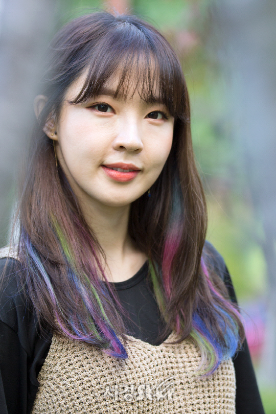 가수 전지윤이 15일 오후 서울 영등포구 당산동에서 서경스타와의 인터뷰에 앞서 포즈를 취하고 있다.
