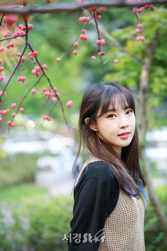 가수 전지윤이 15일 오후 서울 영등포구 당산동에서 서경스타와의 인터뷰에 앞서 포즈를 취하고 있다.