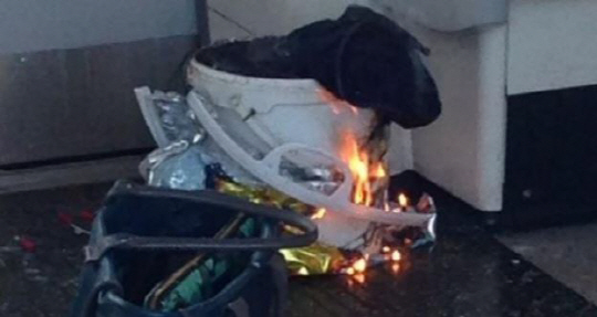 15일(현지시간) 오전 폭발이 일어난 런던 지하철 열차에서 불타는 승객의 소지품/트위터캡쳐