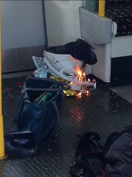15일(현지시간) 영국 런던 남부 파슨스 그린 지하철역에서 폭발한 사제 폭발물. /런던=AFP연합뉴스
