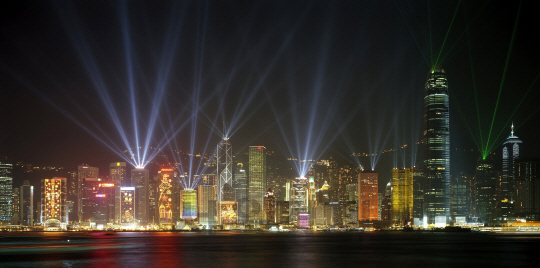 홍콩을 대표하는 야경 심포니 오브 라이트 모습. 매일 밤 8시에 홍콩 빅토리아항 고층 건물들 사이로 펼쳐지는 음악과 레이저 쇼 공연이다./사진제공=제주항공