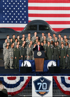 도널드 트럼프 미국 대통령이 15일(현지시간) 워싱턴 DC인근 앤드루스 공군기지를 방문해 “첨단무기를 동원해 적들을 산산조각낼 것”이라고 발언하고 있다. /워싱턴DC=신화연합뉴스