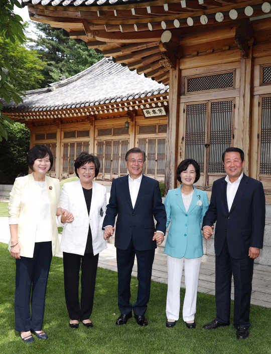 문재인 대통령이 지난 7일 청와대에서 정당대표를 초청해 정상외교 성과설명회를 갖고 있다. /사진제공=청와대