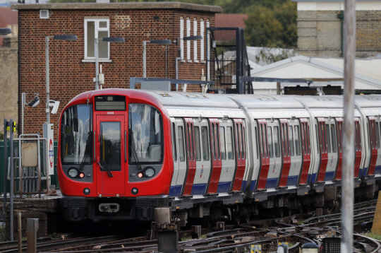 영국 런던 지하철역 폭발물 테러가 발생한 열차. 15일(현지시간) 영국 런던 남서부 파슨스그린 지하철역에 정차했다가 사제폭발물이 터져 30명이 다쳤고 27명이 병원에서 퇴원했다. /런던=AFP연합뉴스