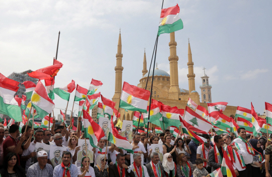 레바논 거주 쿠르드족들이 17일 수도 베이루트에서 이라크 쿠르드자치정부의 분리독립 투표를 지지하는 집회를 열고 있다/베이루트=AFP연합뉴스