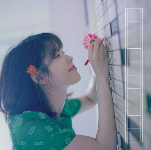 가수 아이유가 두 번째 리메이크 음반 ‘꽃갈피 둘’의 수록곡 ‘가을 아침’을 선공개했다/ 사진=아이유 인스타그램