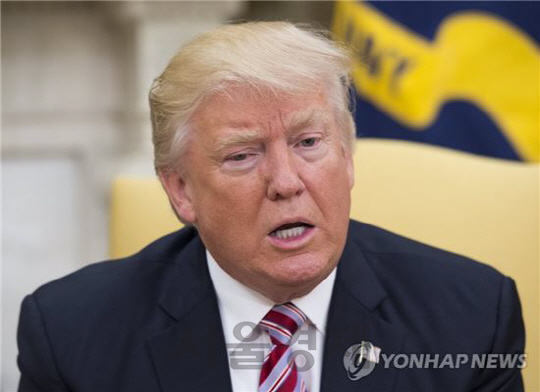 도널드 트럼프 미국 대통령이 17일 문재인 대통령과의 전화 통화에서 김정은 북한 노동당위원장을 ‘로켓맨’이라고 지칭했다./연합뉴스