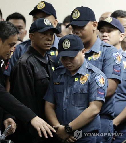 지난 8월 비무장 10대를 사살한 필리핀 경찰관이 상원에서 연 마약 소탕전 청문회에 출석하고 있다./사진=연합뉴스