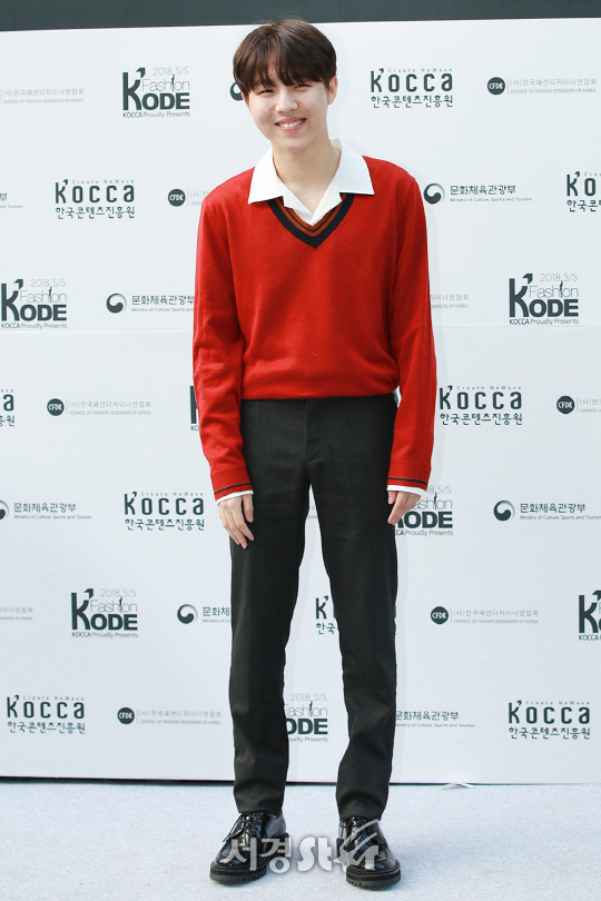 가수 유승우가 18일 오후 서울 성동구 에스팩토리에서 열린 ‘패션코드(Fashion KODE) 2018 S/S’ 로얄레이어 패션쇼 포토월 행사에 참석해 포즈를 취하고 있다.