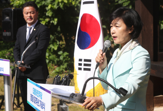 추미애 더불어민주당 대표가 18일 오전 경기도 광주시 초월읍 해공 신익희 선생 생가에서 열린 ‘더불어민주당 창당 62주년 기념식’에서 인사말을 하고 있다./연합뉴스