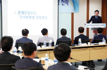 김진표 '최저임금 1만원 인상 속도 늦출수도'