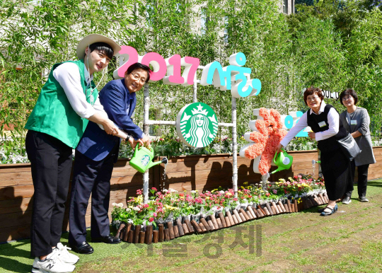 스타벅스, 서울시와 함께 '서울, 꽃으로 피다' 환경 캠페인 열어