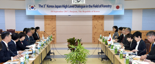 김재현(사진 왼쪽에서 네번째) 산림청장이 일본 임야청 관계자들과 한·일 산림분야 고위급 회담을 갖고 있다. 사진제공=산림청