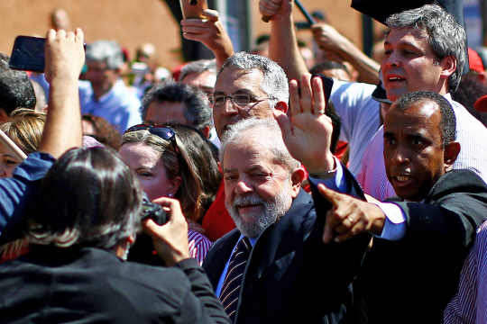 브라질 좌파 노동자당(PT)의 루이스 이나시우 룰라 다 시우바(가운대) 전 대통령이 지난 13일(현지시간) 조사를 받기 위해 파라나주 쿠리치바시 연방법원에 도착, 지지자들에 둘러싸여 있다. /AFP연합뉴스