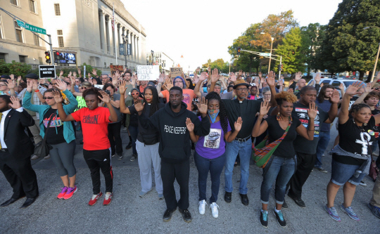 미국 세인트루이스에서 18일(현지사간) 흑인 민권단체 주도 항의 행진이 펼쳐지고 있다. /세인트루이스=AP연합뉴스