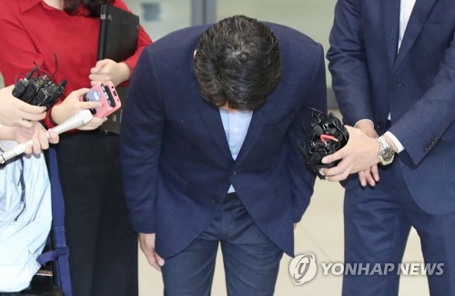 남경필 경기도지사가 큰 아들의 마약 복용 혐의에 대해 고개 숙여 사과했다./연합뉴스