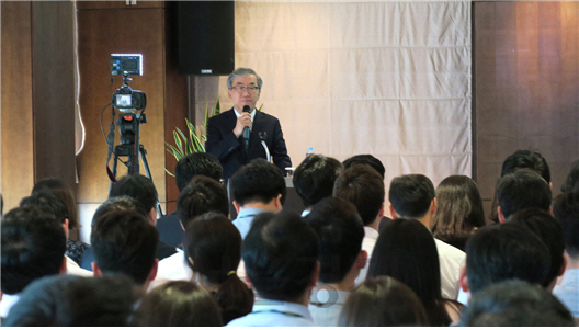 18일 서울 연지동 현대상선 사옥에서 개최된 ‘CEO 현안 설명회’에서 유창근 현대상선 사장이 경영 현황을 설명하고 있다./사진=현대상선