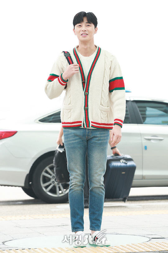 배우 박서준이 패션쇼 참석을 위해 19일 오전 인천 중구 운서동 인천국제공항을 통해 밀라노로 출국하고 있다.