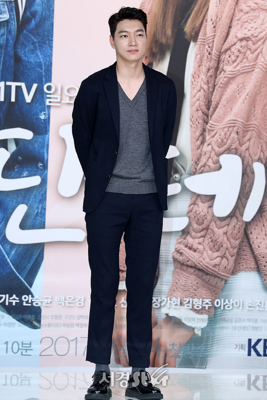 백철민이 19일 오후 서울 영등포구 영등포 타임스퀘어 아모리스홀에서 열린 KBS 1TV 일요드라마 ‘안단테’ 제작발표회에 참석해 포토타임을 갖고 있다.