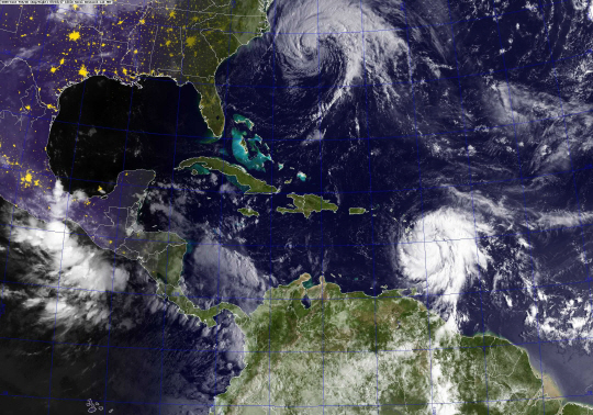대서양에 위치한 1등급 허리케인 ‘호세(위쪽)’와 5등급 허리케인 ‘마리아’를 위성으로 촬영한 모습.    /미 해군 제공