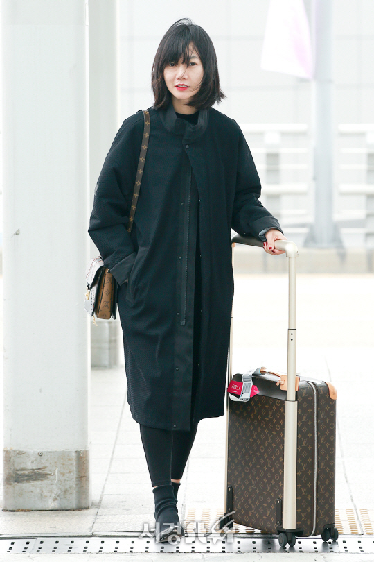 배우 배두나가 화보 촬영차 19일 오후 인천 중구 운서동 인천국제공항을 통해 베를린으로 출국하고 있다.