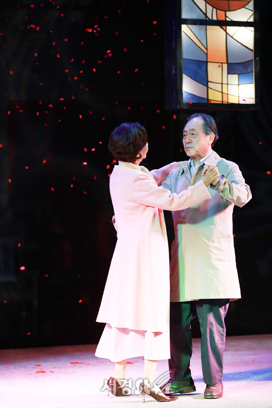 배우 손숙, 신구가 19일 오후 서울 중구 국립극장 달오름극장에서 열린 연극 ‘장수상회’ 프레스콜에 참석해 무대를 선보이고 있다.