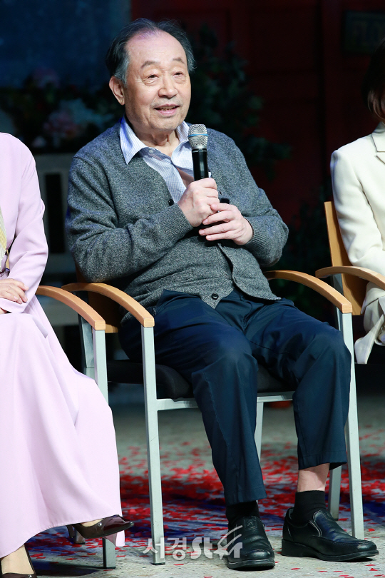 배우 신구가 19일 오후 서울 중구 국립극장 달오름극장에서 열린 연극 ‘장수상회’ 프레스콜에 참석해 무대를 선보이고 있다.