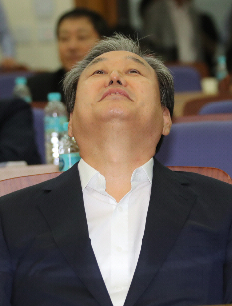 김무성 바른정당 의원은 11·13 전당대회 출마 여부에 대해 “당 고문 역할에만 충실하겠다”고 전했다./연합뉴스